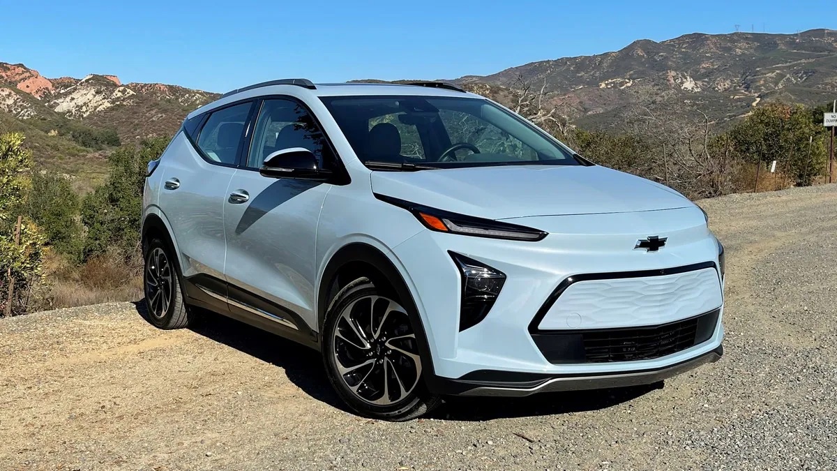 2023_chevrolet_bolt_euv_front_right_3qtr 2023_chevrolet_bolt_euv_front_right_3qtr