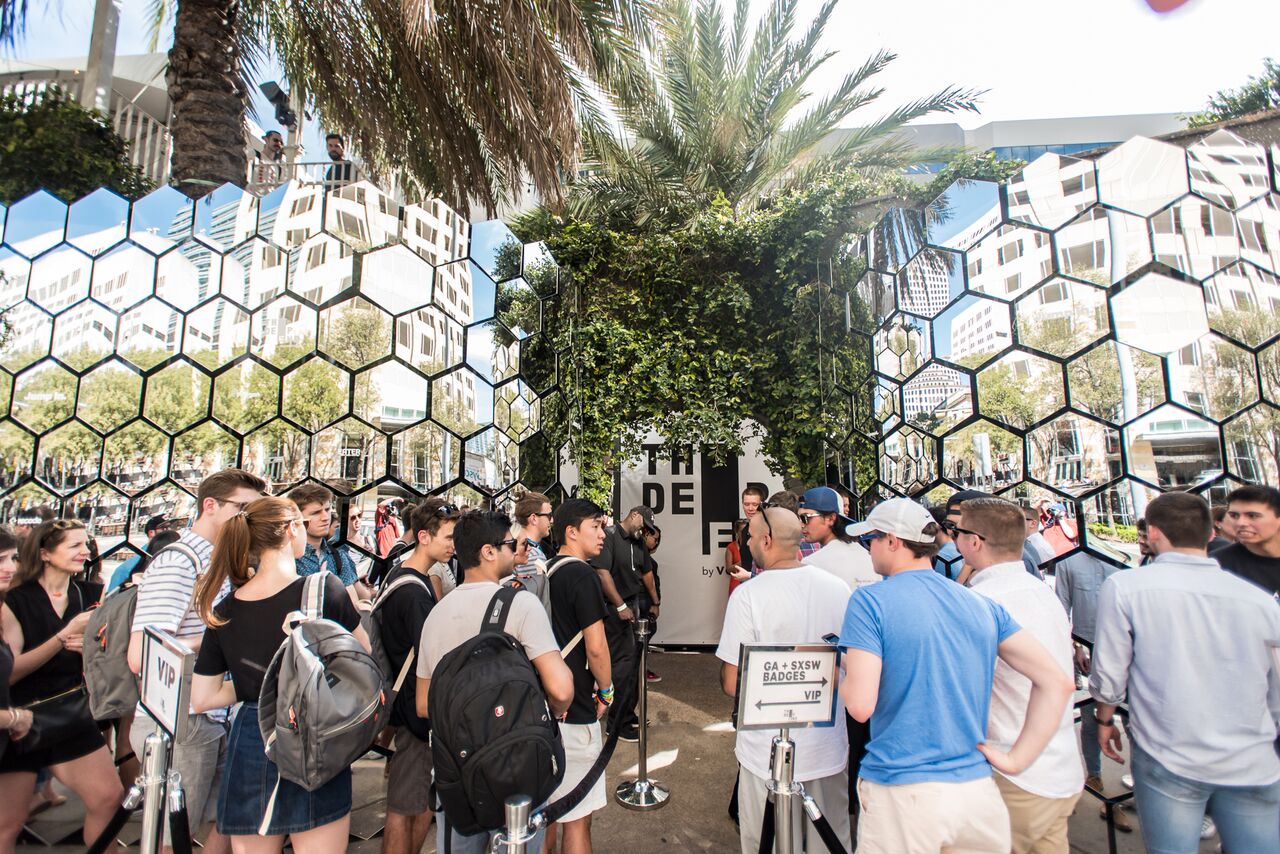 Line_Outside_Venue_2819_preview Line_Outside_Venue_2819_preview